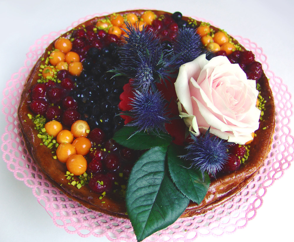 koestlicher cremiger cheesecake im sommerkleid